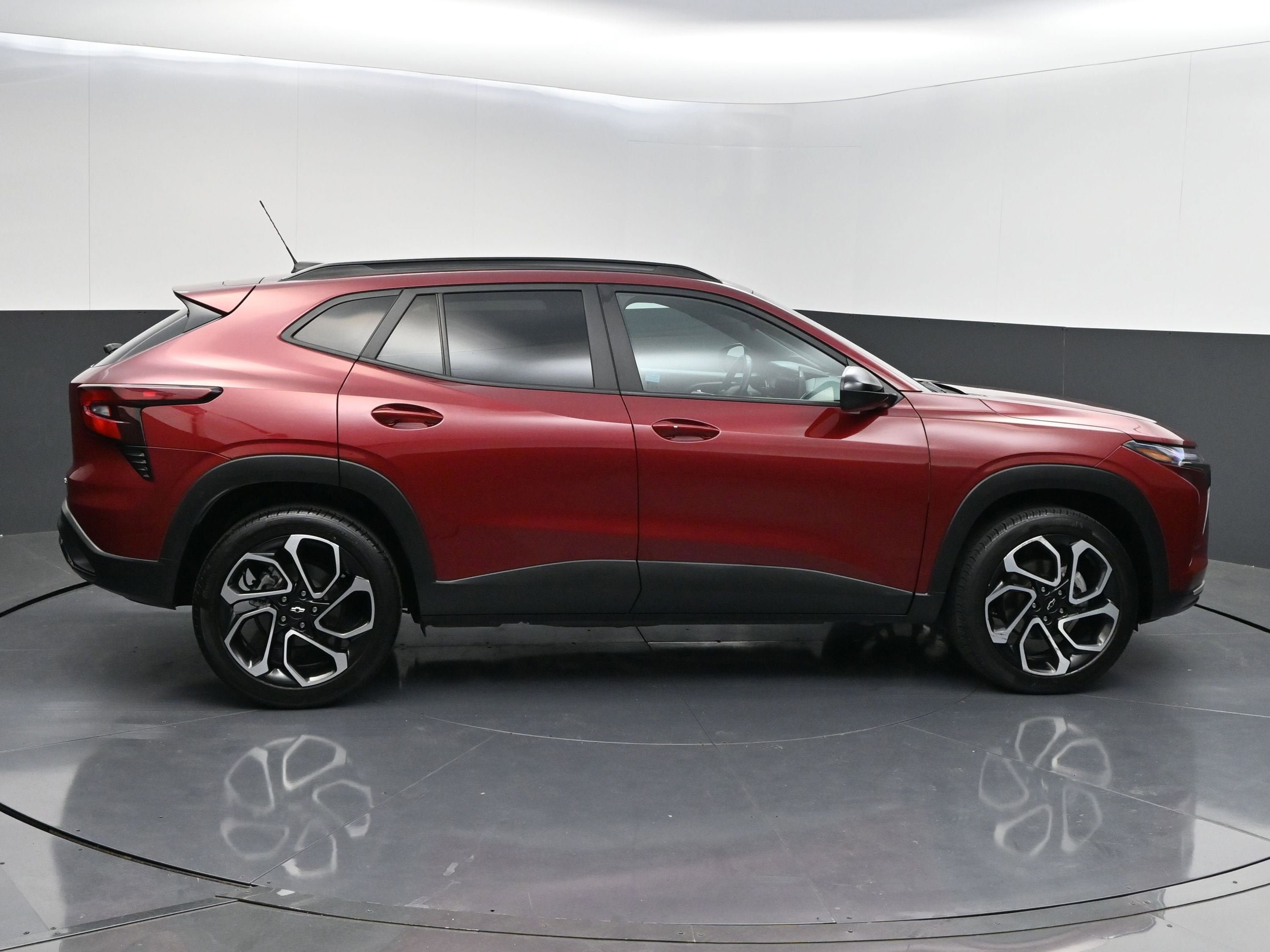Used 2024 Chevrolet Trax RS w/ Sunroof Package FWD image 8