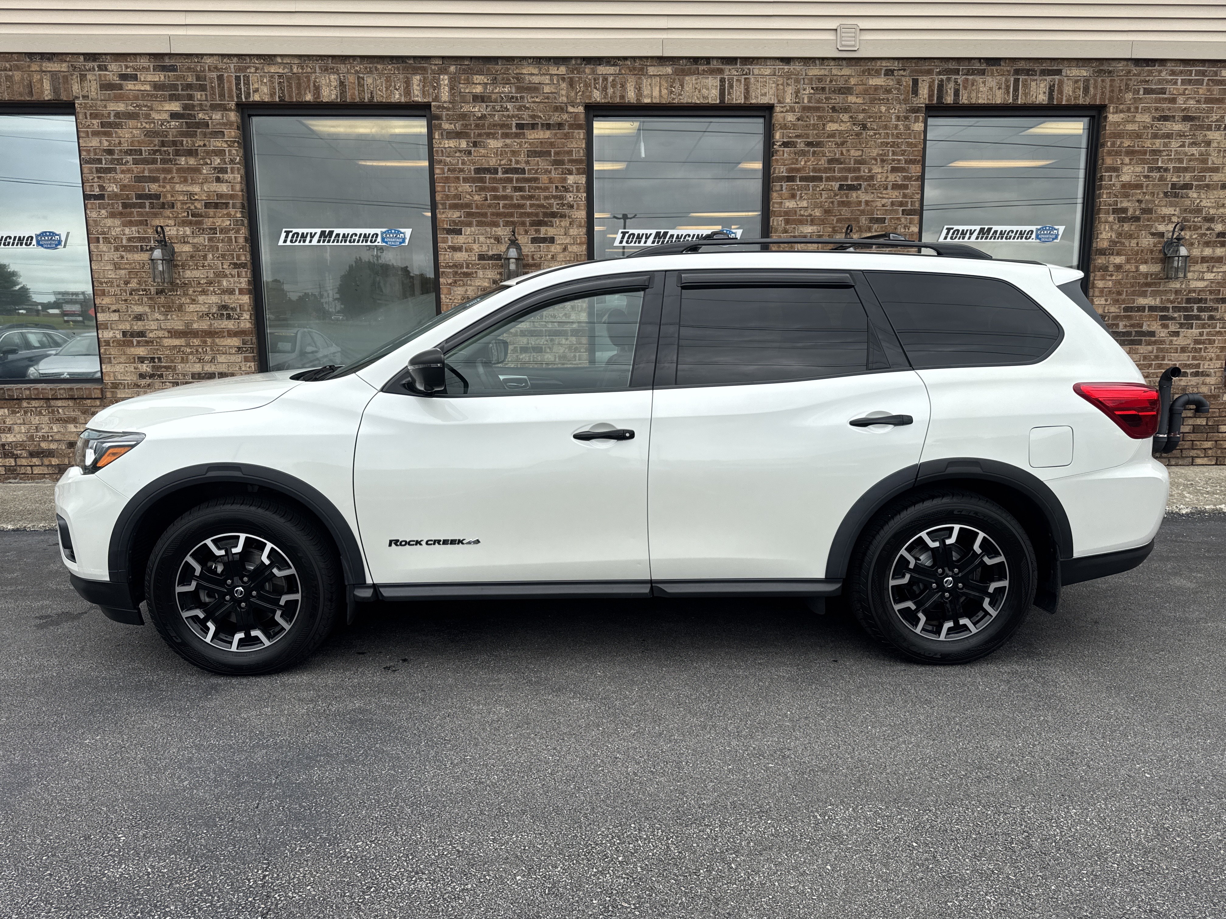 Used 2020 Nissan Pathfinder SL AWD/4WD image 2