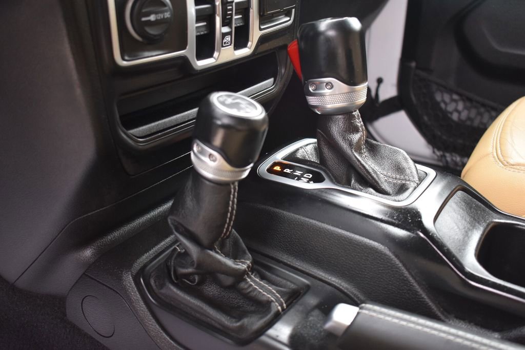 Used 2018 Jeep Wrangler Unlimited Sahara image 26