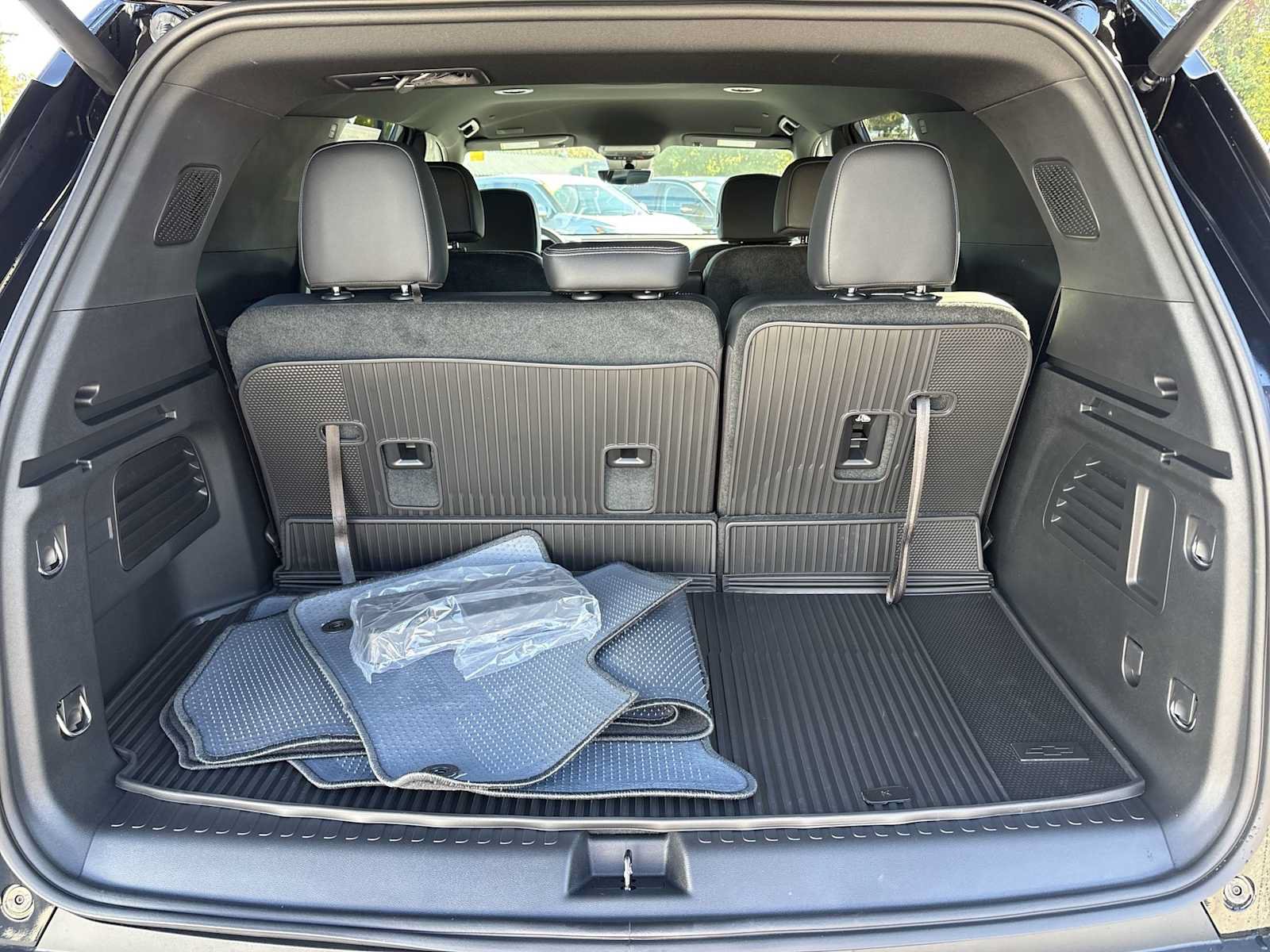 New 2027 Chevrolet Traverse LT w/ Driver Confidence Package FWD image 25