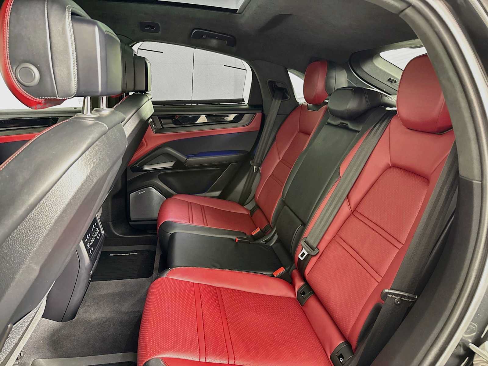 Used 2025 Porsche Cayenne GTS AWD/4WD image 23