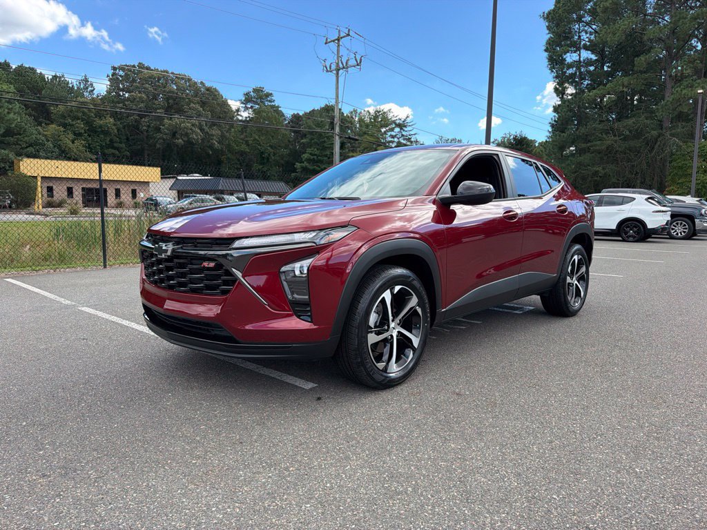 Used 2024 Chevrolet Trax RS w/ Sunroof Package FWD image 2