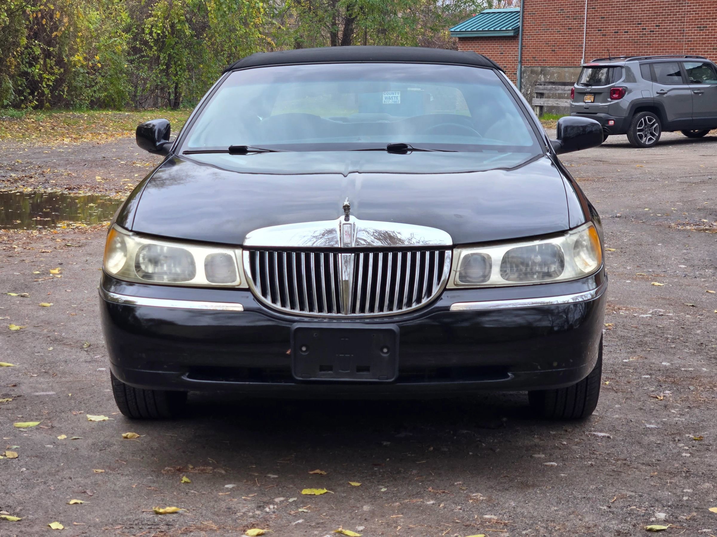 Used 2000 Lincoln Town Car Executive RWD image 3