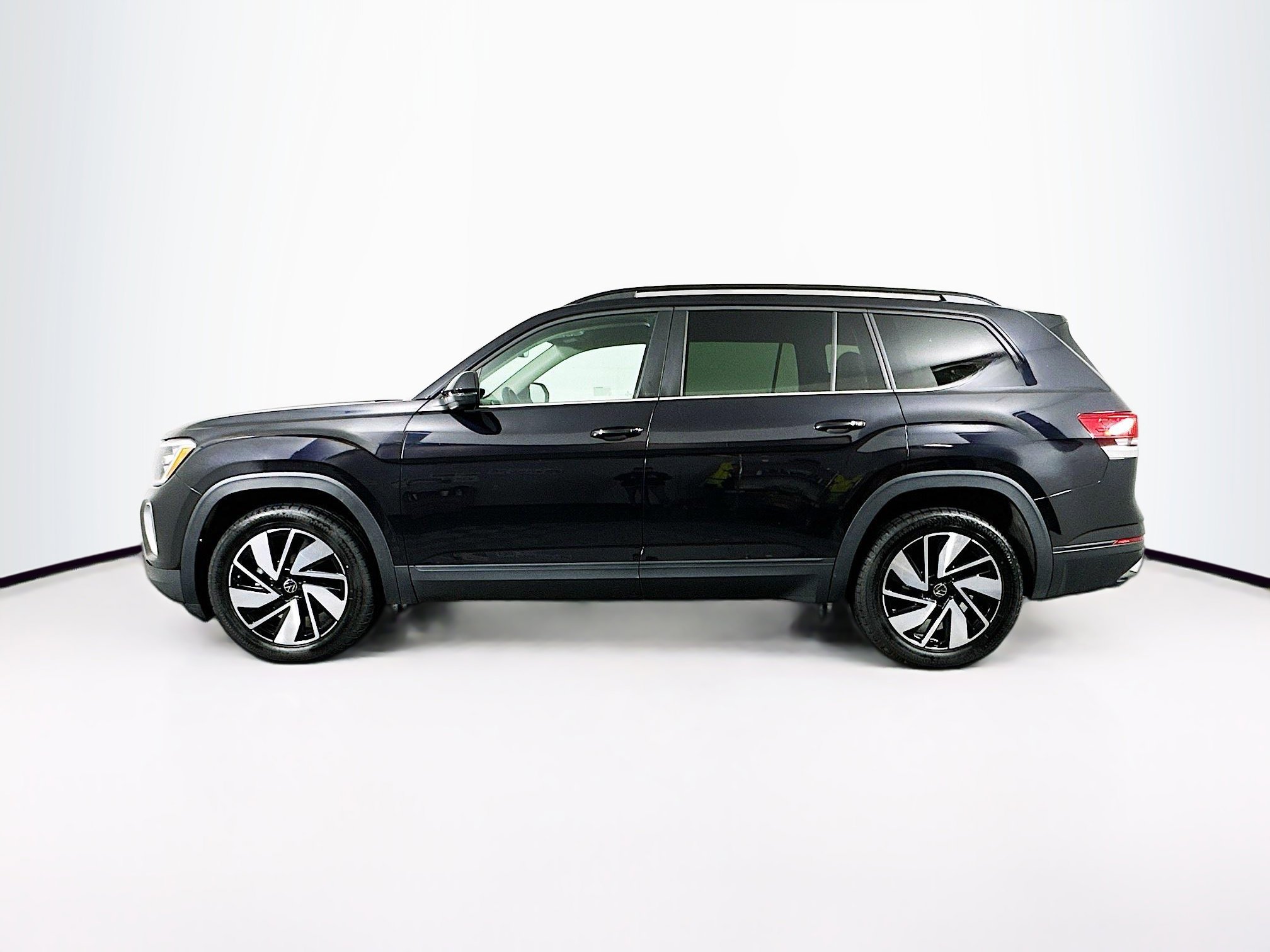 Used 2025 Volkswagen Atlas SE image 4