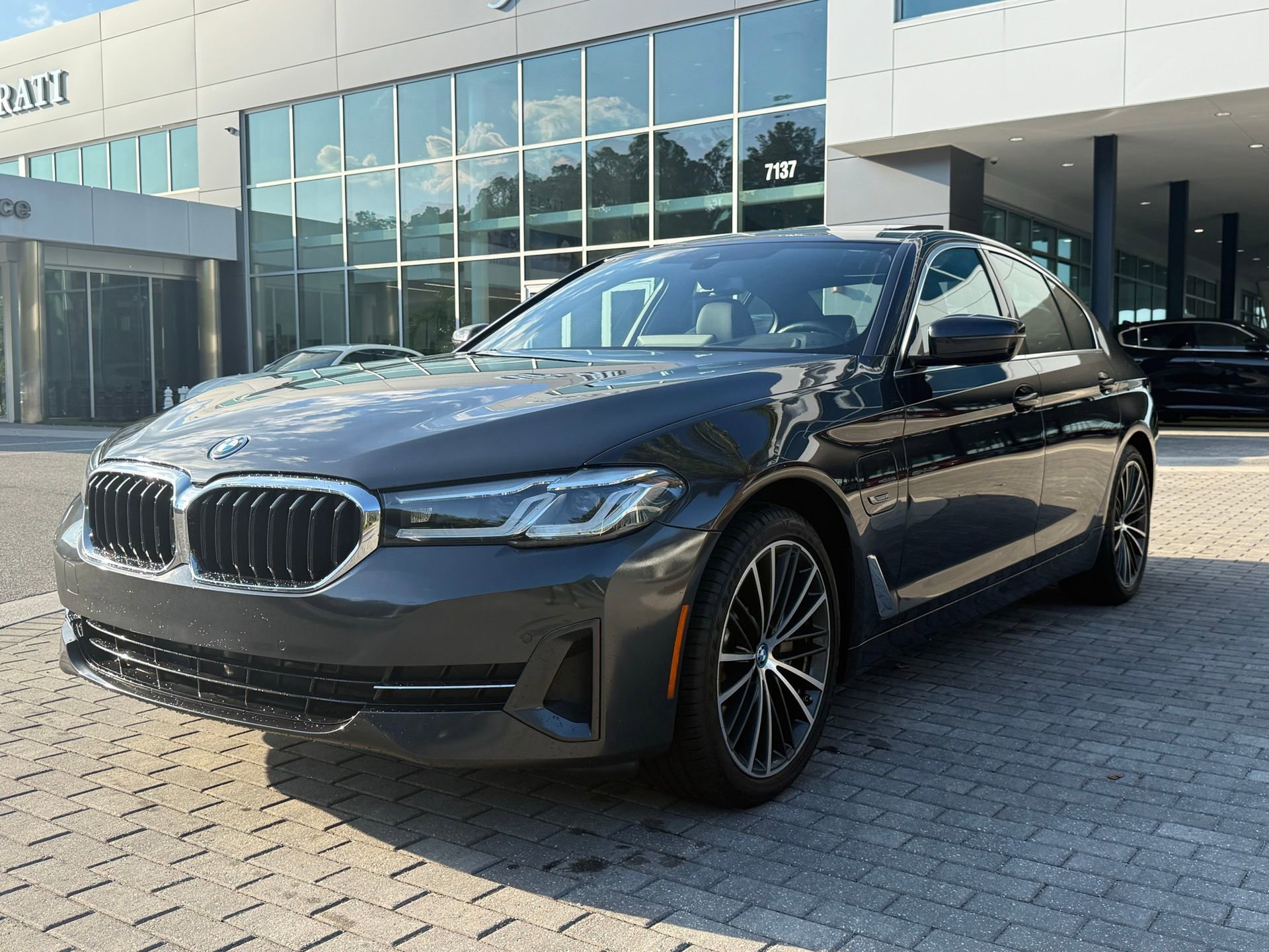 Used 2023 BMW 530e xDrive w/ Premium Package image 9
