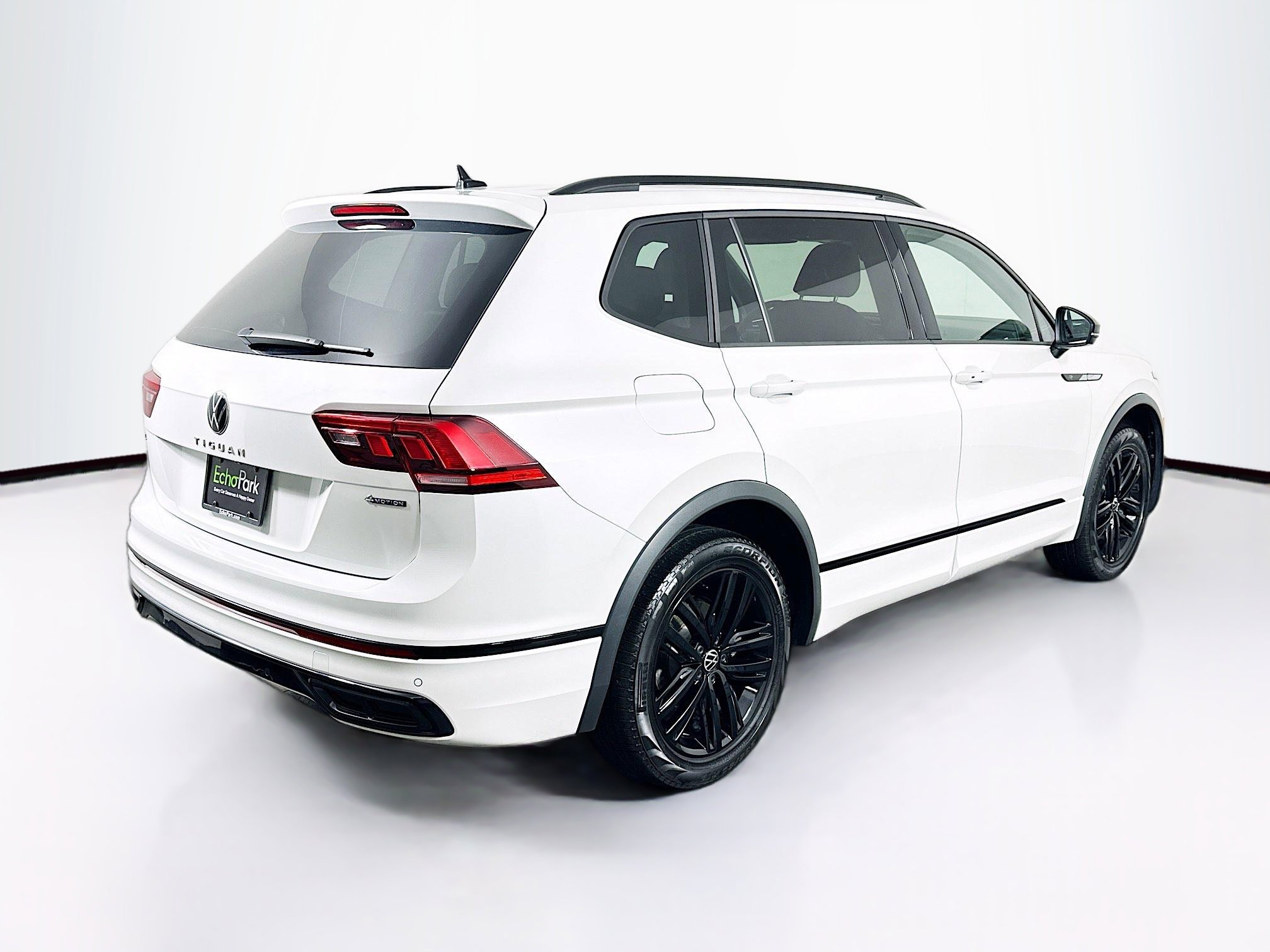 Used 2022 Volkswagen Tiguan SE R-Line image 9
