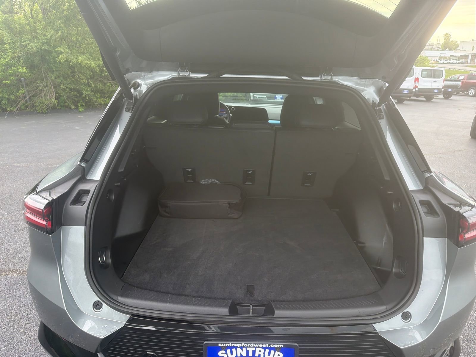 Used 2024 Chevrolet Equinox EV LT w/ LPO, Active Package FWD image 16