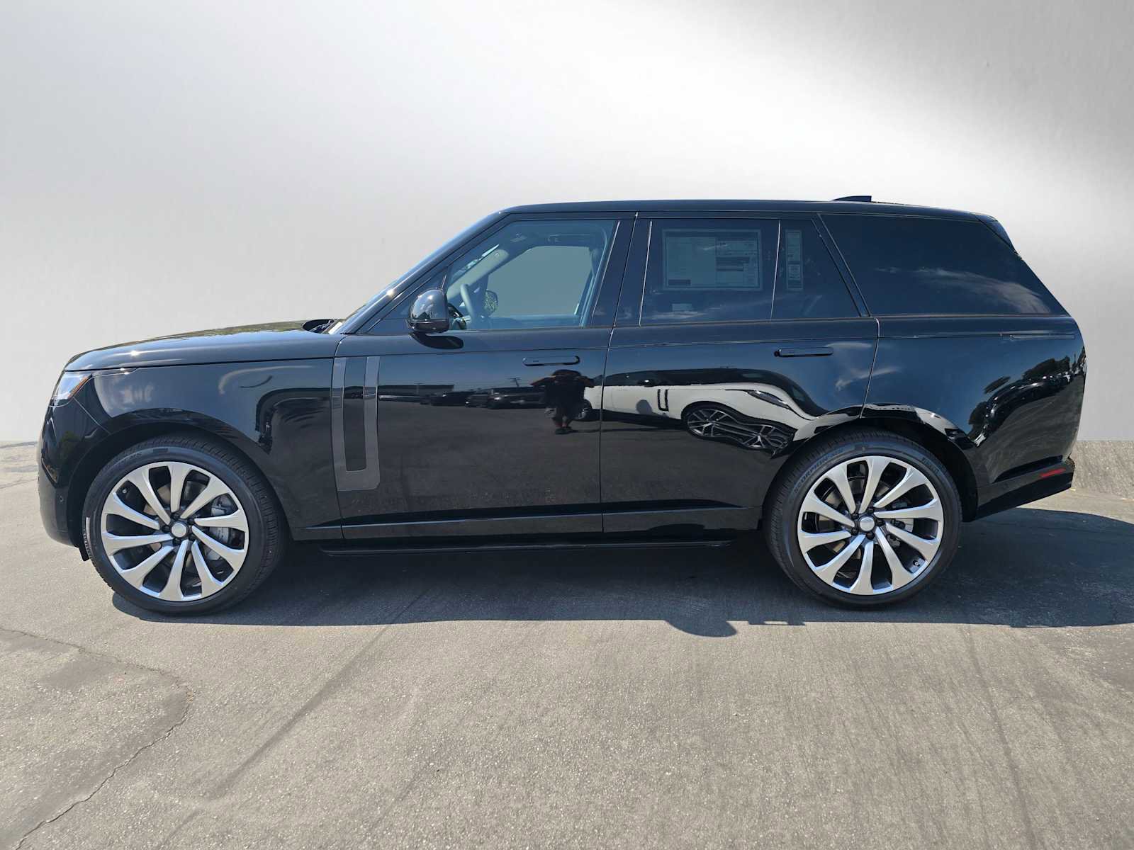 New 2025 Land Rover Range Rover SE image 6