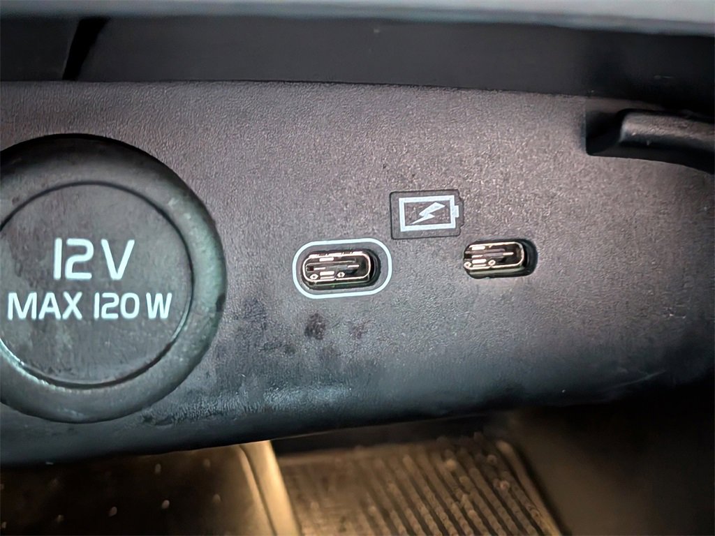 Certified 2024 Volvo XC40 B5 Core image 24