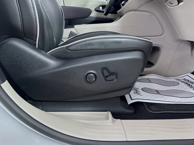 Used 2024 Chrysler Pacifica Limited FWD image 37