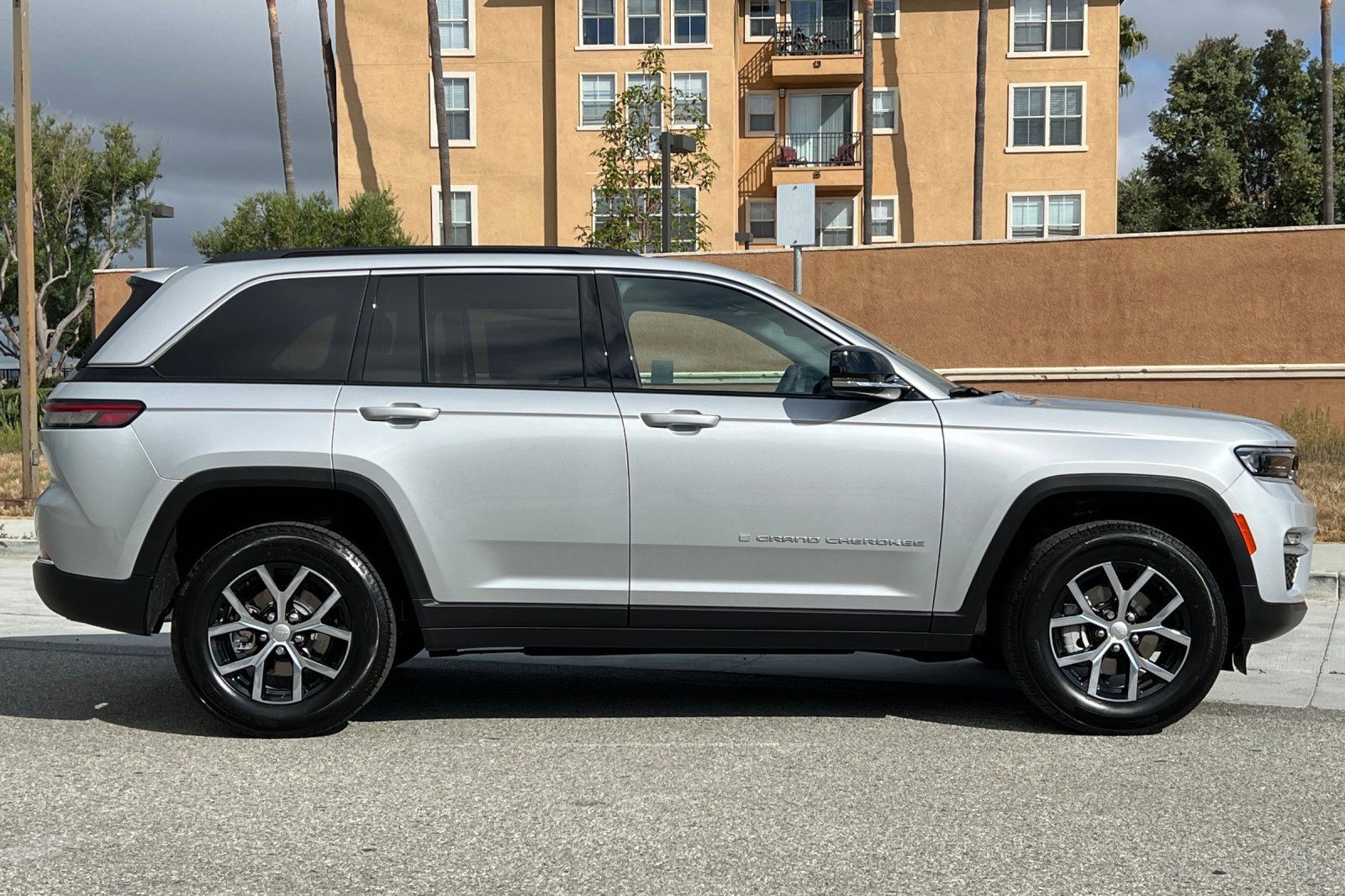 New 2025 Jeep Grand Cherokee Limited image 3