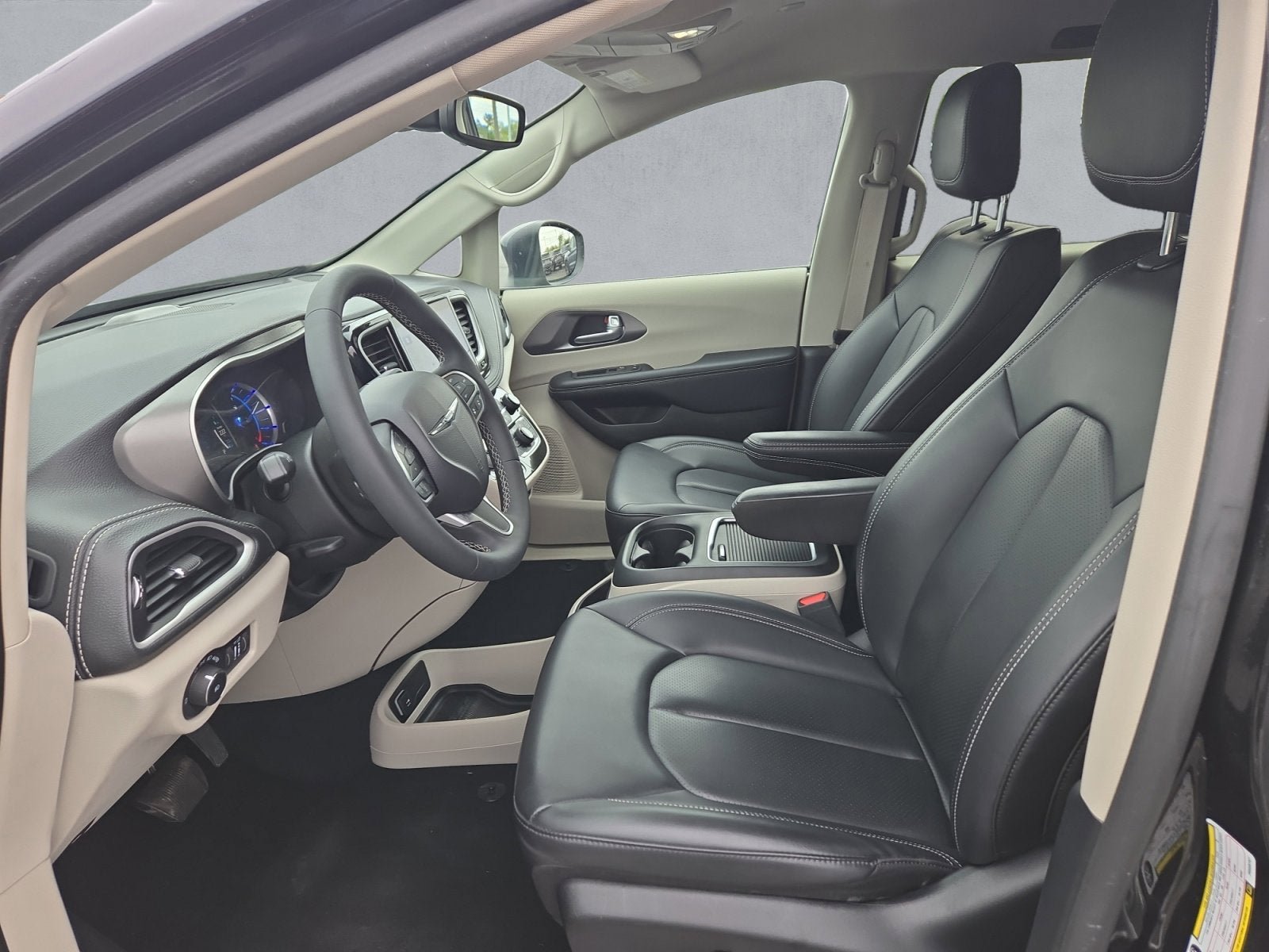 Used 2023 Chrysler Pacifica Touring-L FWD image 11