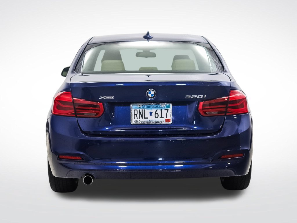 Used 2018 BMW 320i xDrive Sedan AWD/4WD image 4