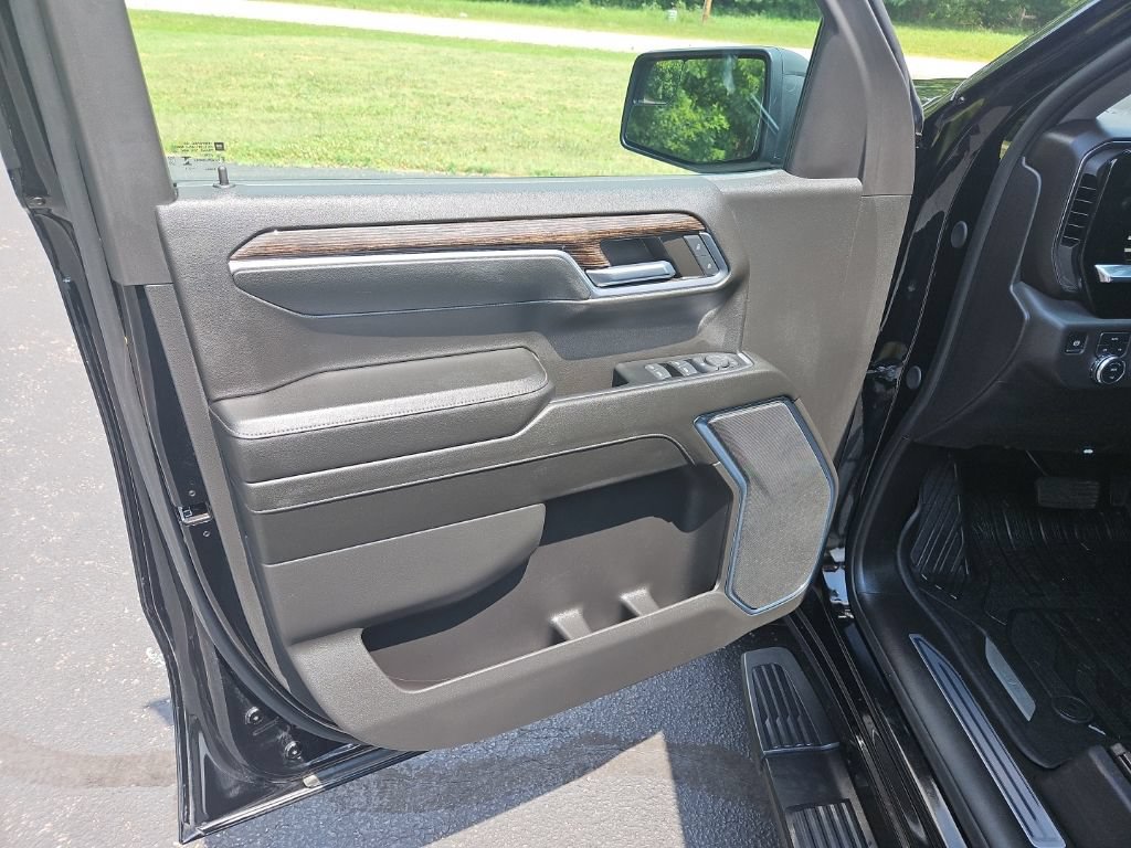 Used 2024 GMC Sierra 1500 Elevation w/ LPO, Elevation Black Package AWD/4WD image 15