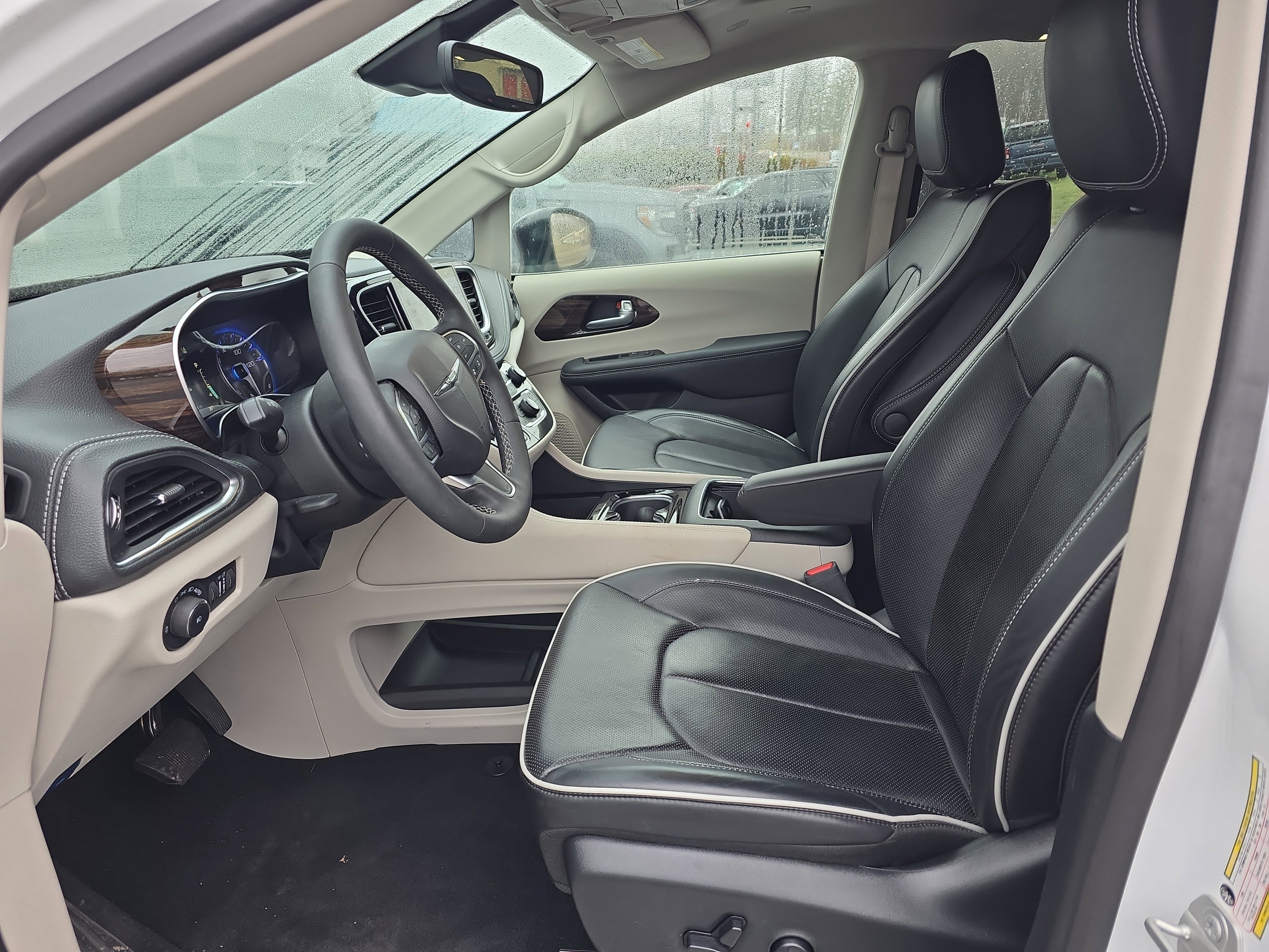 Used 2024 Chrysler Pacifica Limited image 13