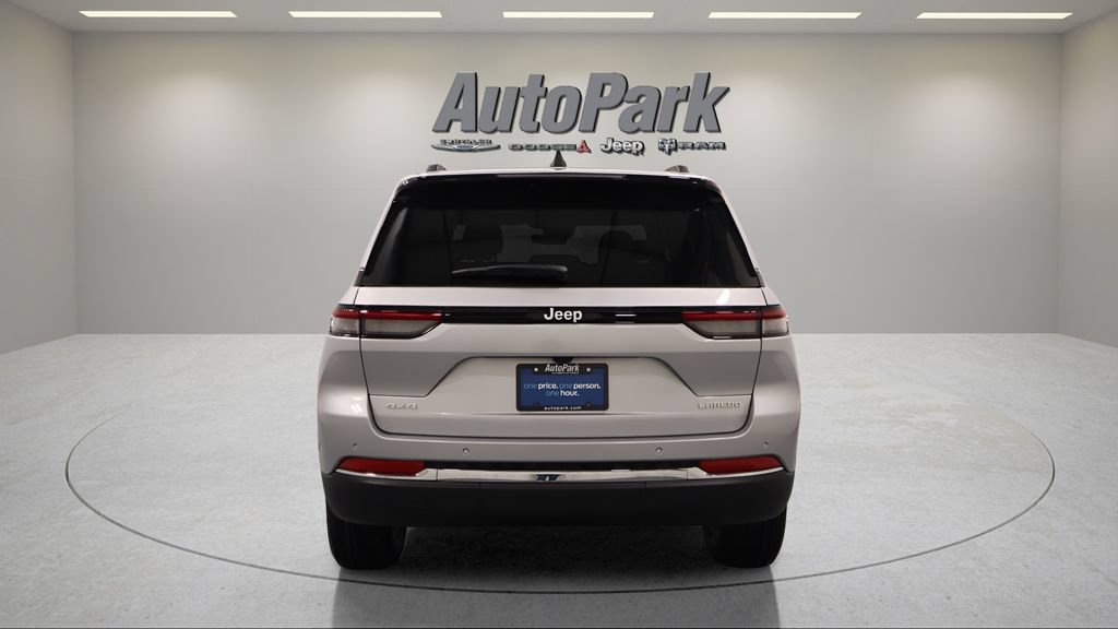 Used 2026 Jeep Grand Cherokee Laredo w/ Trailer Tow Package AWD/4WD image 10