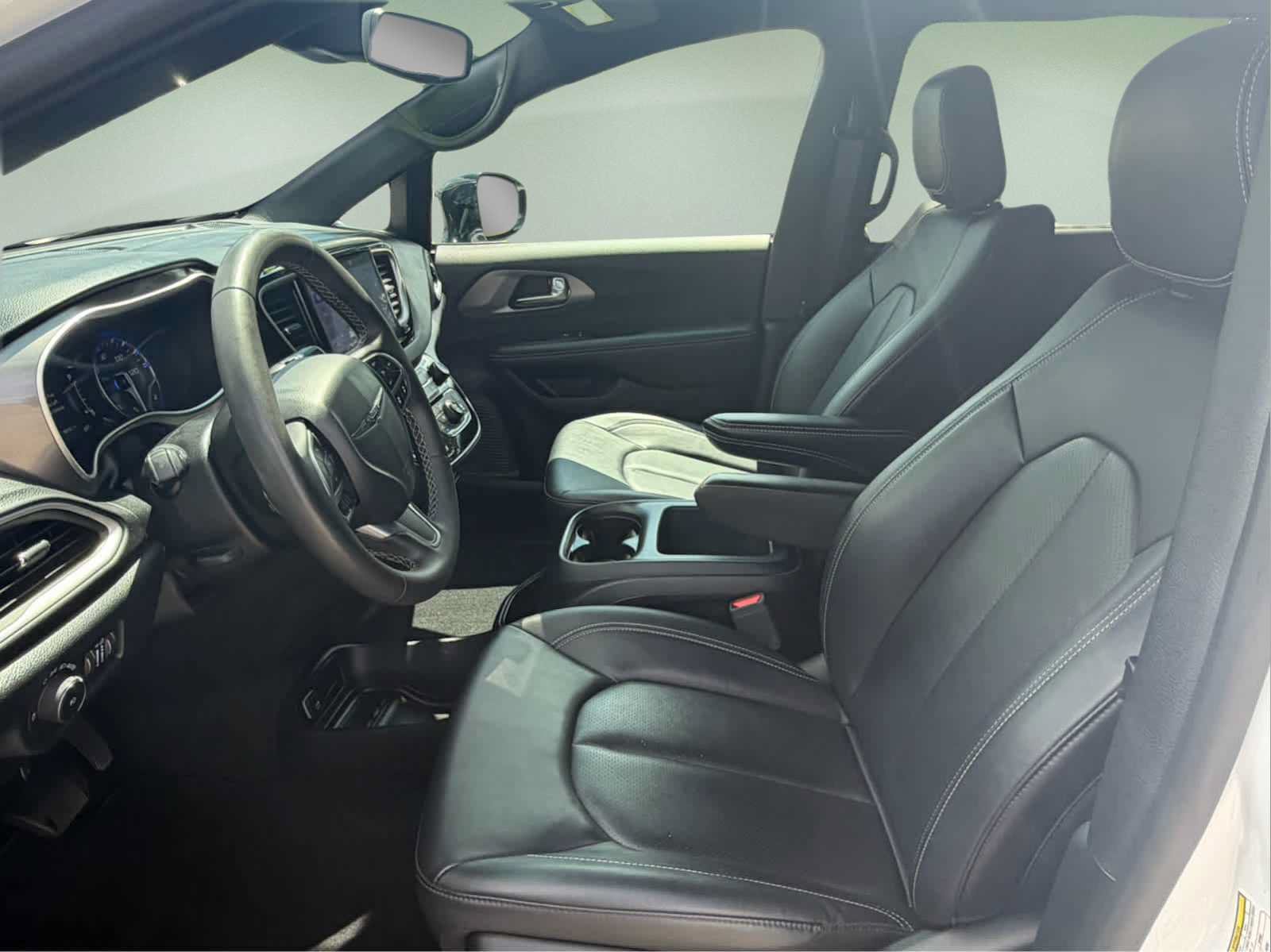 Used 2025 Chrysler Pacifica Select FWD image 13