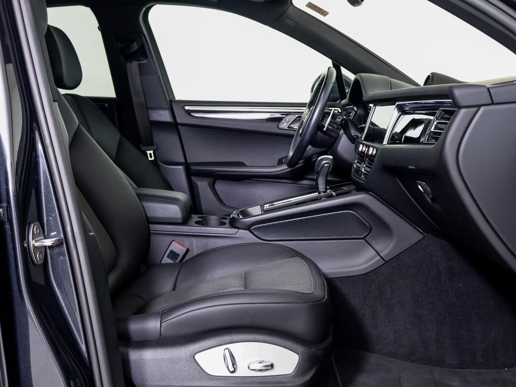 Certified 2024 Porsche Macan AWD/4WD image 8