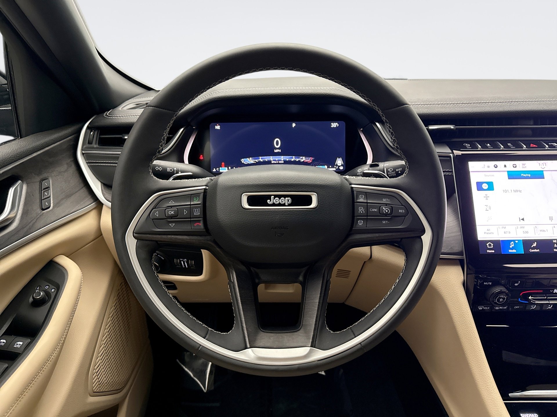 Used 2023 Jeep Grand Cherokee Limited image 12