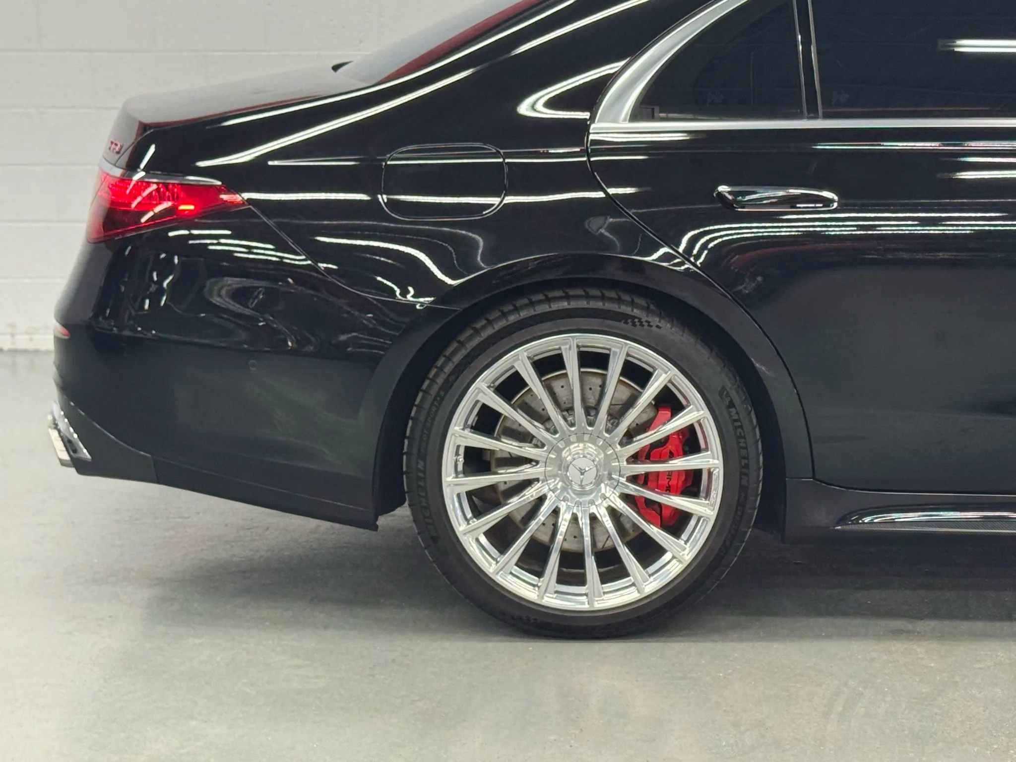 Used 2024 Mercedes-Benz S 63 AMG S w/ Carbon Fiber Exterior Package image 18