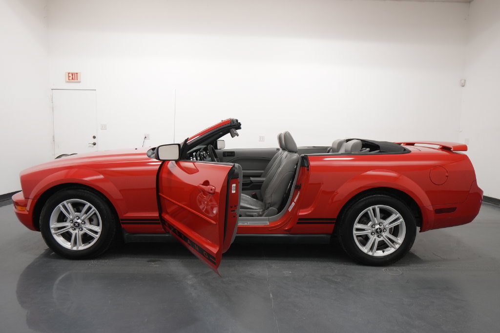 Used 2005 Ford Mustang Convertible RWD image 29
