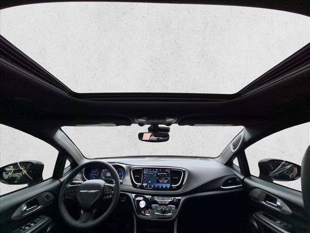 Used 2023 Chrysler Pacifica Limited w/ S Appearance Package FWD image 18