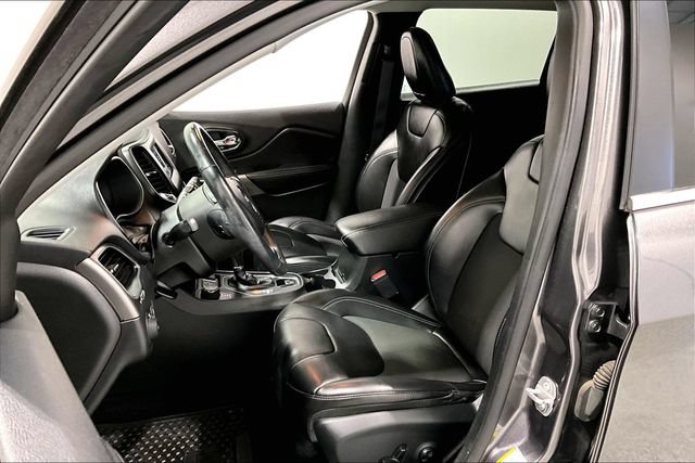 Used 2019 Jeep Cherokee Latitude Plus w/ Cold Weather Group AWD/4WD image 27