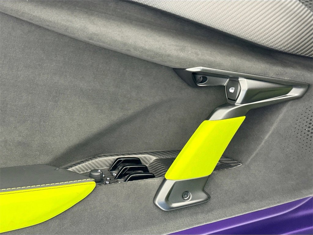Used 2024 Lamborghini Revuelto image 17