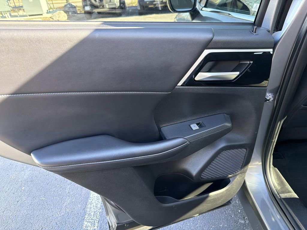 Used 2024 Mitsubishi Outlander SE image 15