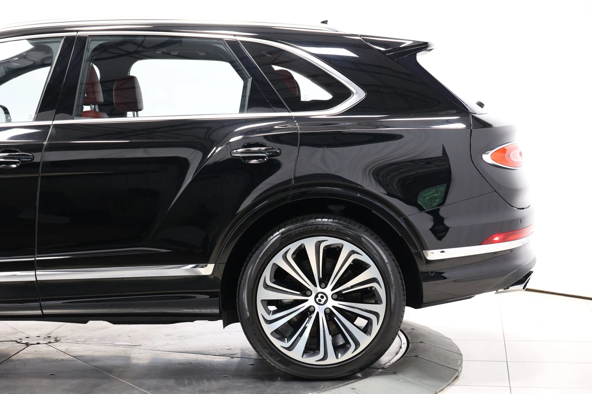 Used 2022 Bentley Bentayga AWD/4WD image 9