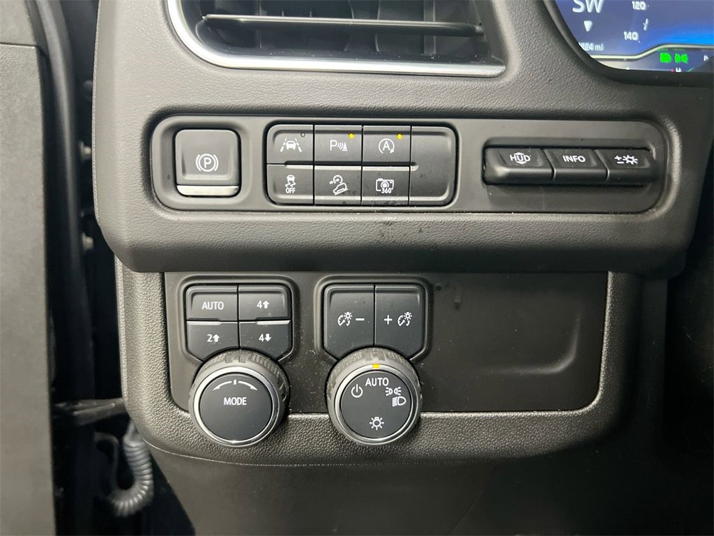Used 2024 Chevrolet Suburban High Country image 18