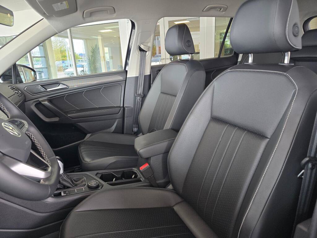 Used 2024 Volkswagen Tiguan SE w/ MDO Package, Two-Row AWD/4WD image 19
