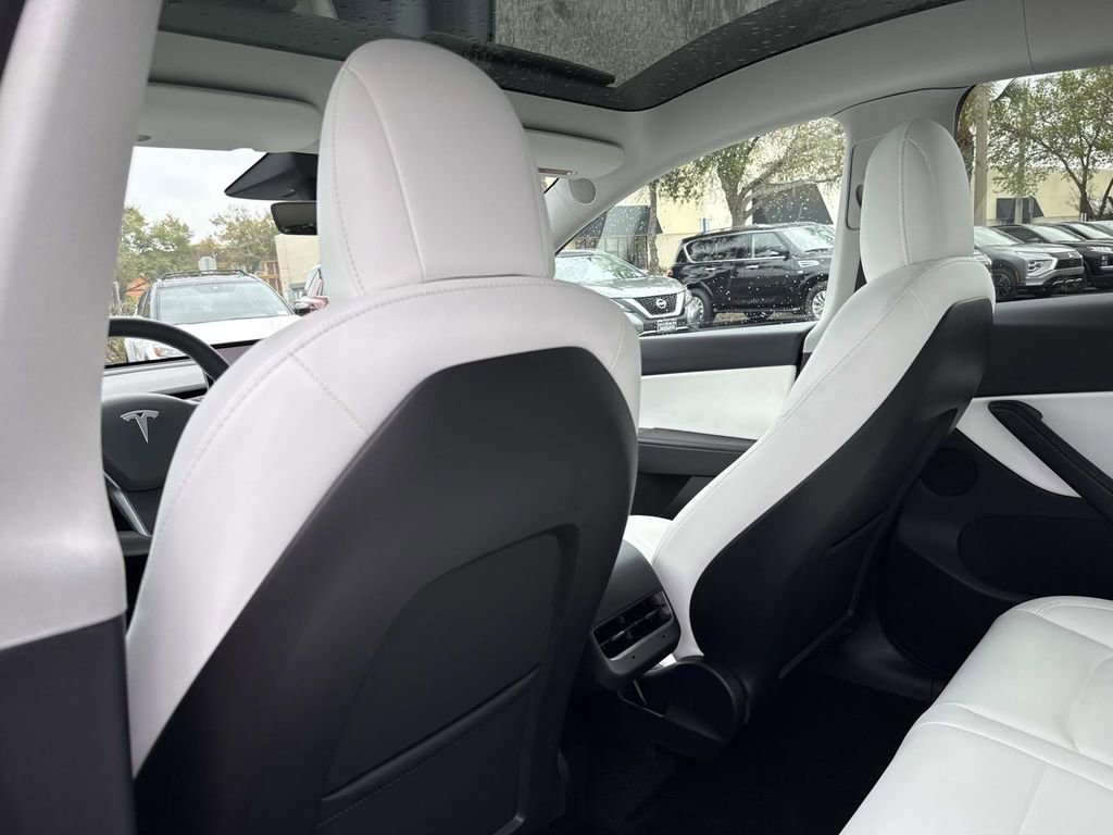 Used 2022 Tesla Model Y Long Range image 12