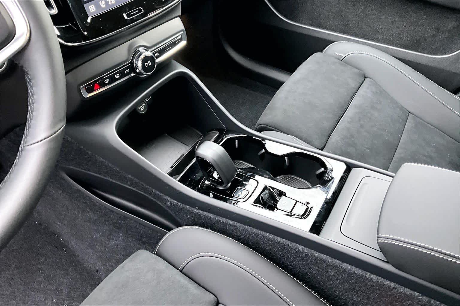 New 2026 Volvo XC40 B5 Ultra w/ Protection Package Premier AWD/4WD image 10