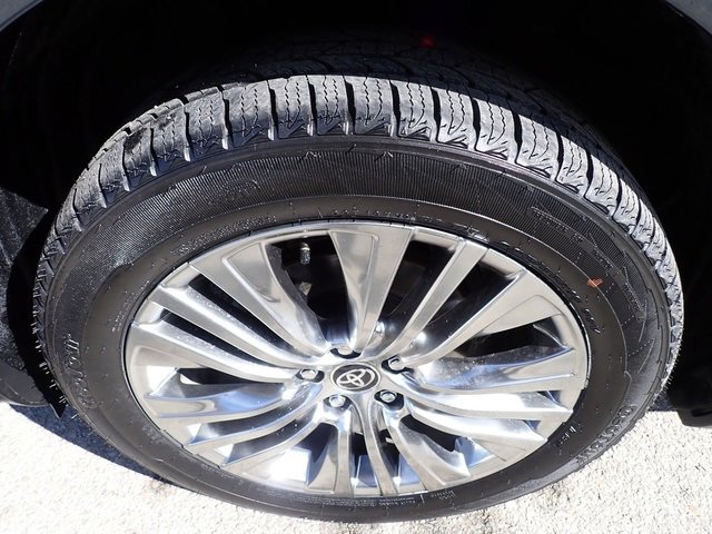 Certified 2024 Toyota Venza XLE image 13