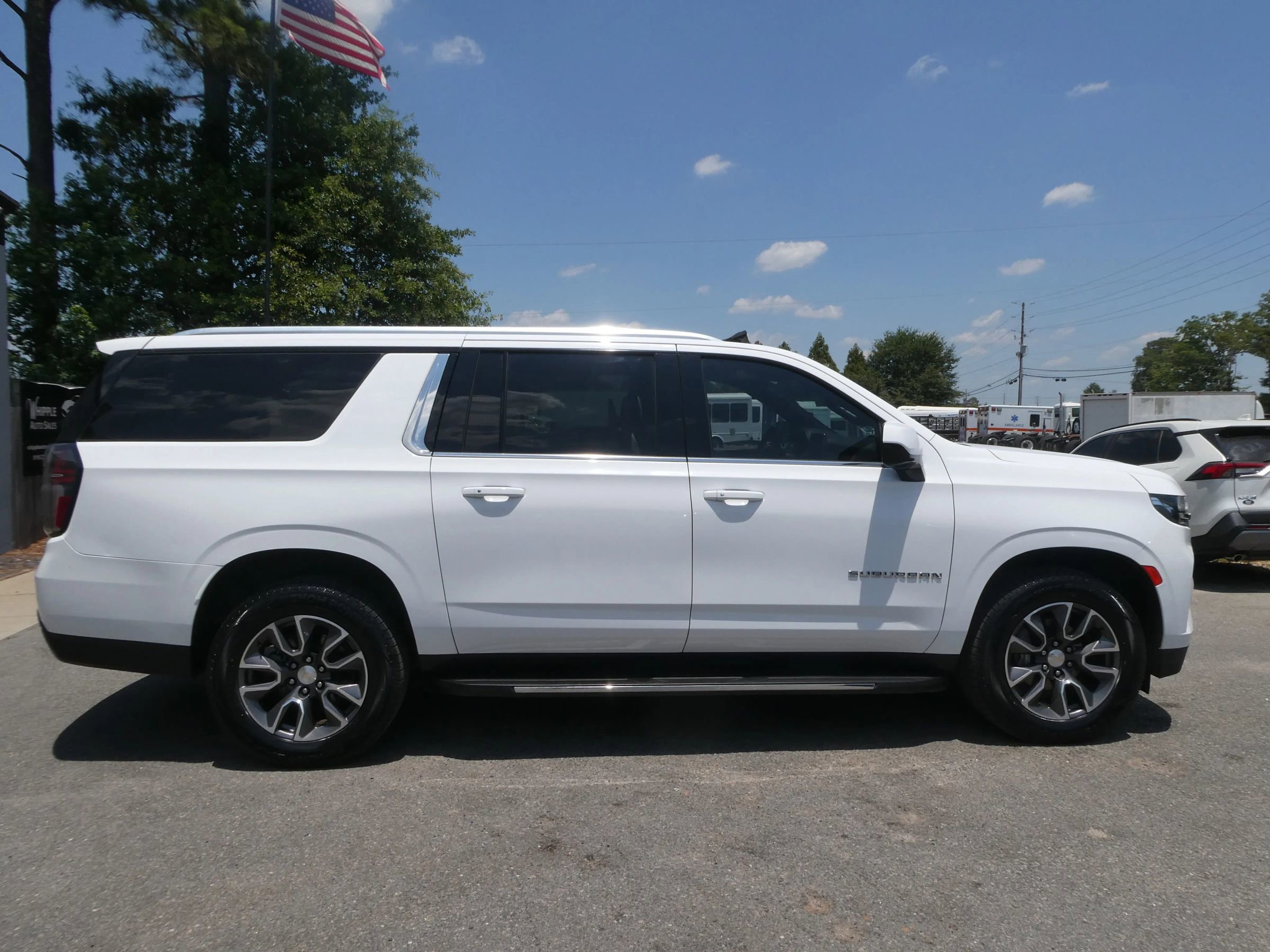 Used 2021 Chevrolet Suburban LT w/ Rear Media and Nav Package AWD/4WD image 4