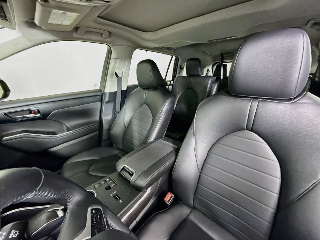 Used 2024 Toyota Highlander XLE FWD image 11