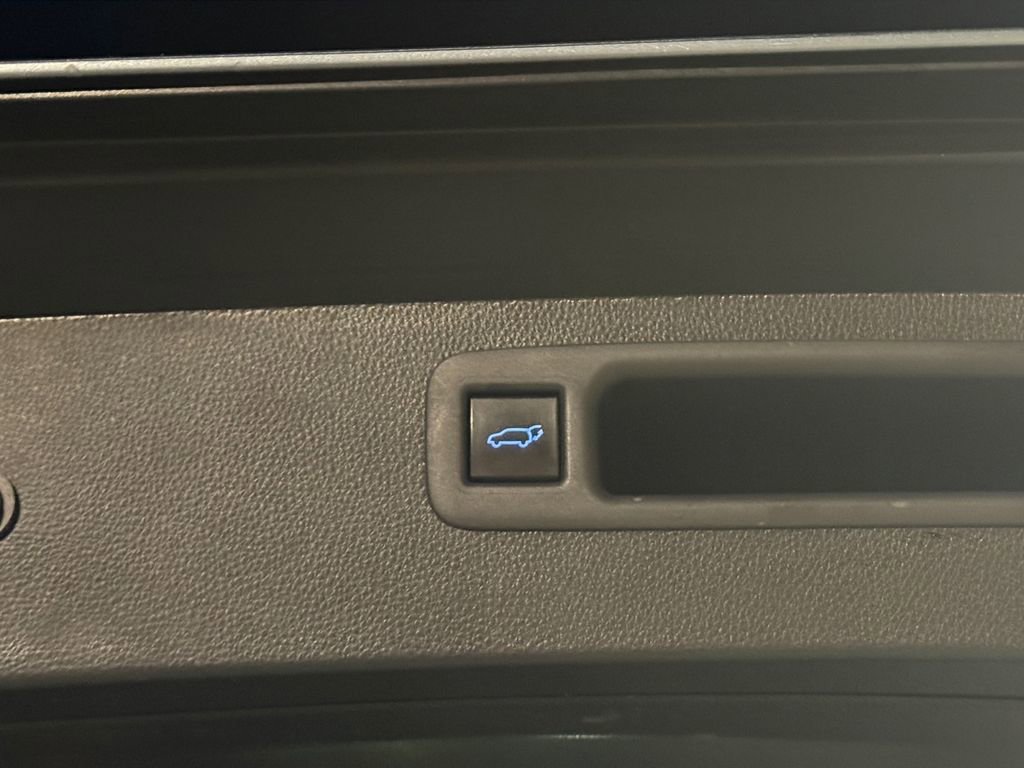 Used 2022 Toyota Highlander LE image 6