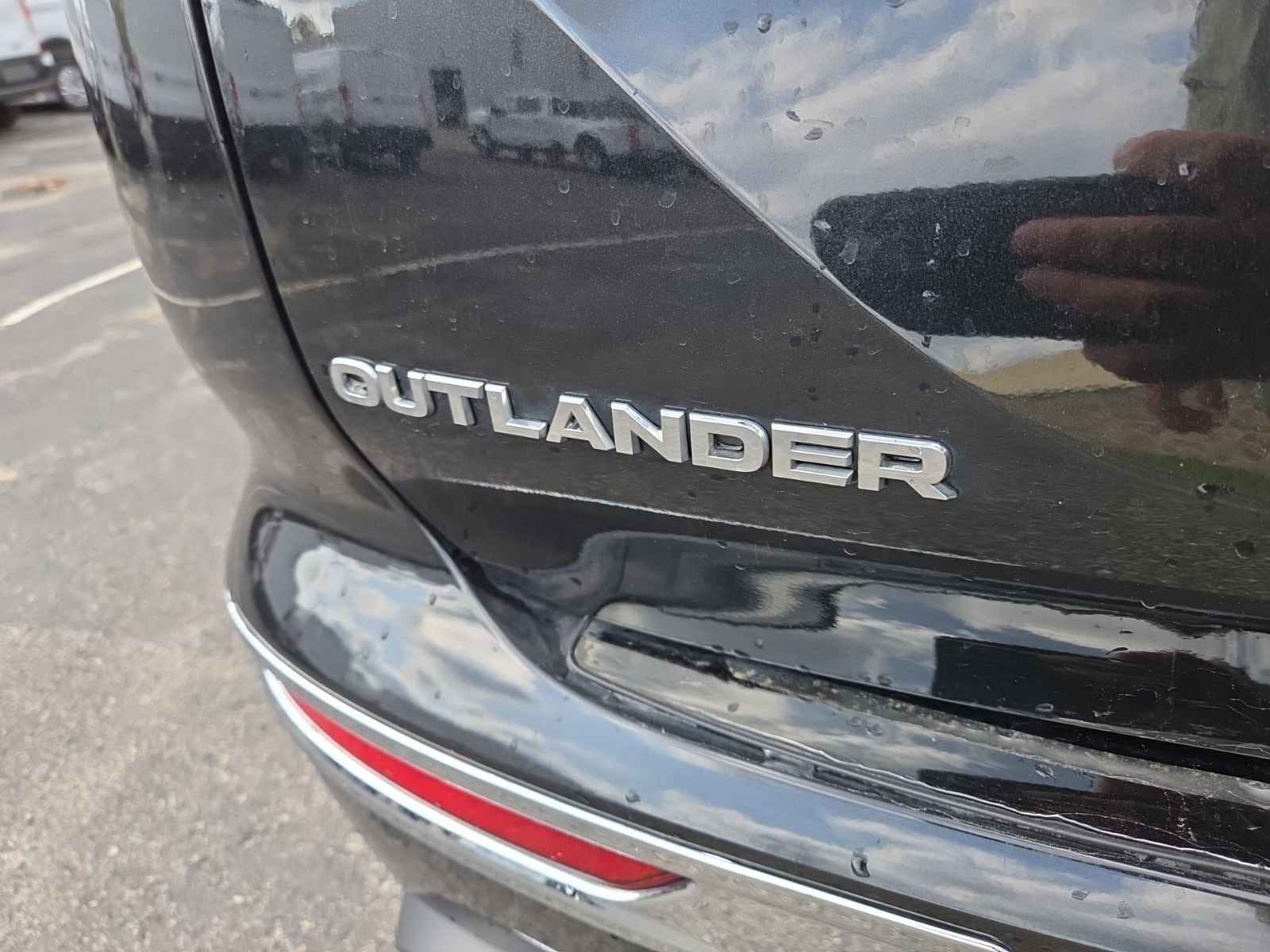 Used 2024 Mitsubishi Outlander ES image 13