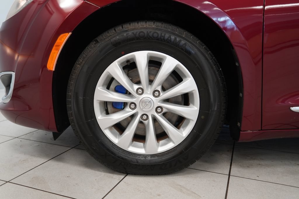 Used 2017 Chrysler Pacifica Touring-L FWD image 16