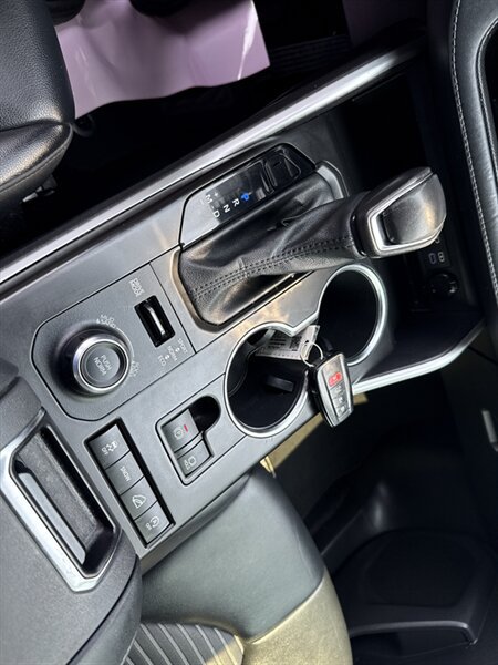 Used 2022 Toyota Highlander XSE AWD/4WD image 32