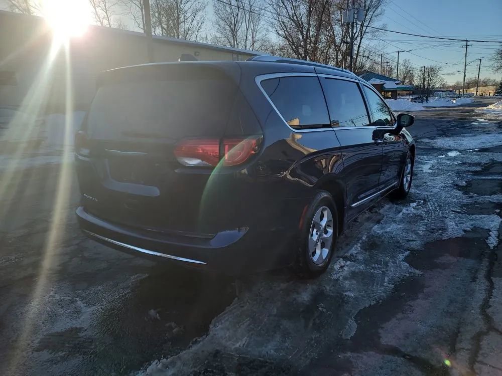 Used 2017 Chrysler Pacifica Touring-L Plus image 5