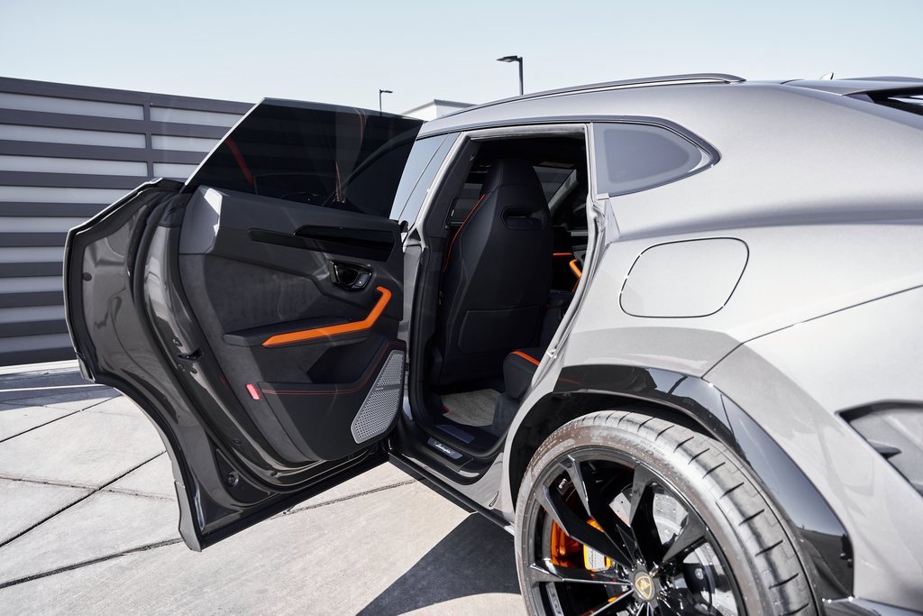 Used 2025 Lamborghini Urus SE image 32