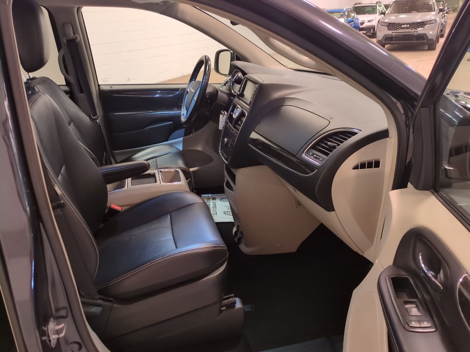 Used 2014 Chrysler Town & Country Touring image 9