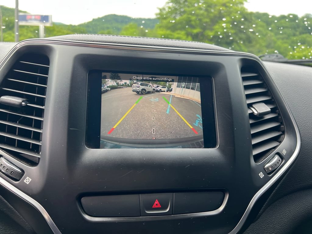 Used 2019 Jeep Cherokee Latitude w/ Popular Appearance Group FWD image 23