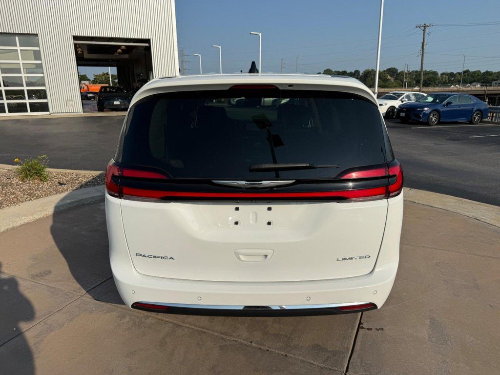 Used 2024 Chrysler Pacifica Limited FWD image 9