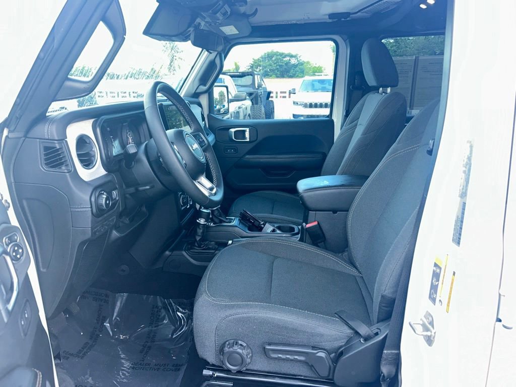 Used 2025 Jeep Wrangler Unlimited Sahara AWD/4WD image 11