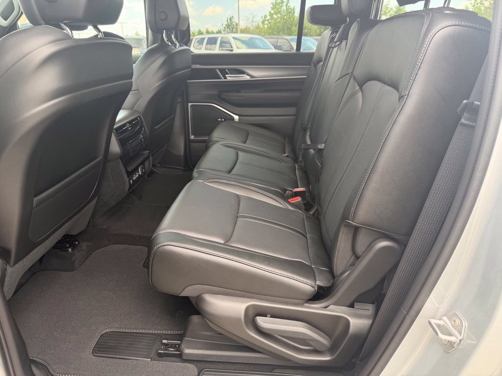 New 2026 Jeep Grand Wagoneer Limited w/ 8-Passenger Seating Package AWD/4WD image 29