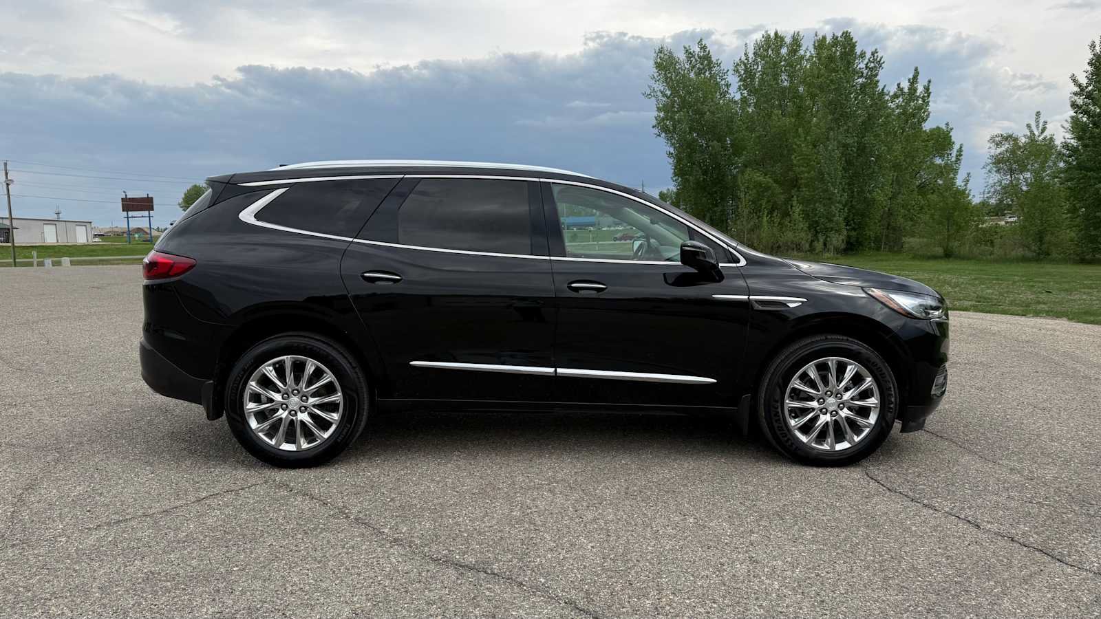 Used 2021 Buick Enclave Premium w/ Surround and Sites Package AWD/4WD image 3