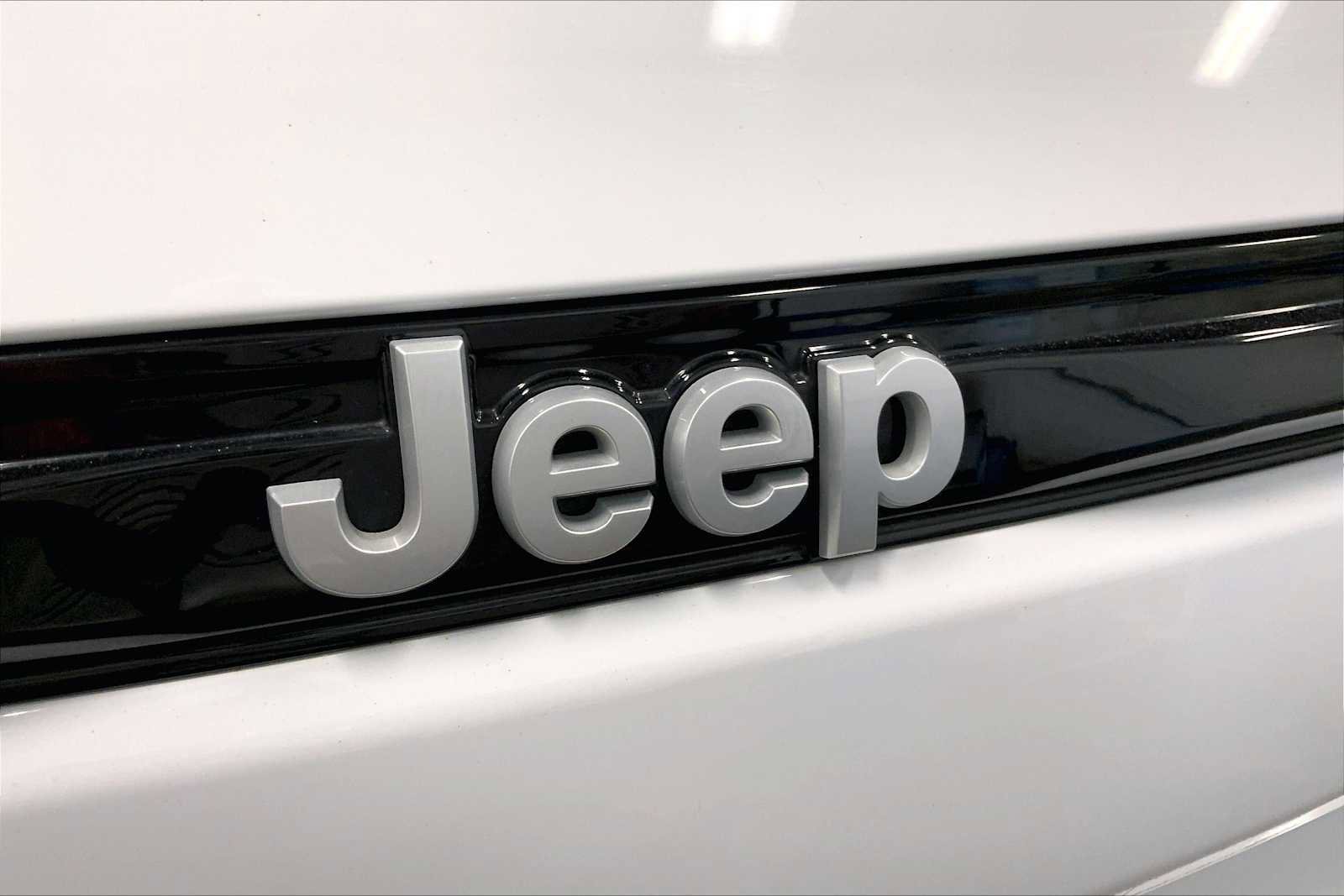 Used 2024 Jeep Grand Cherokee Laredo X w/ Trailer Tow Package image 33